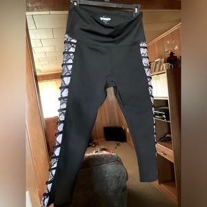 TKO athletic leggings w snakeskin print along sides, size large